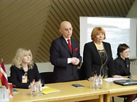 Lietuvos Respublikos Ambasadorius Latvijoje Antanas Vinkus sveikina susirinkusius svečius